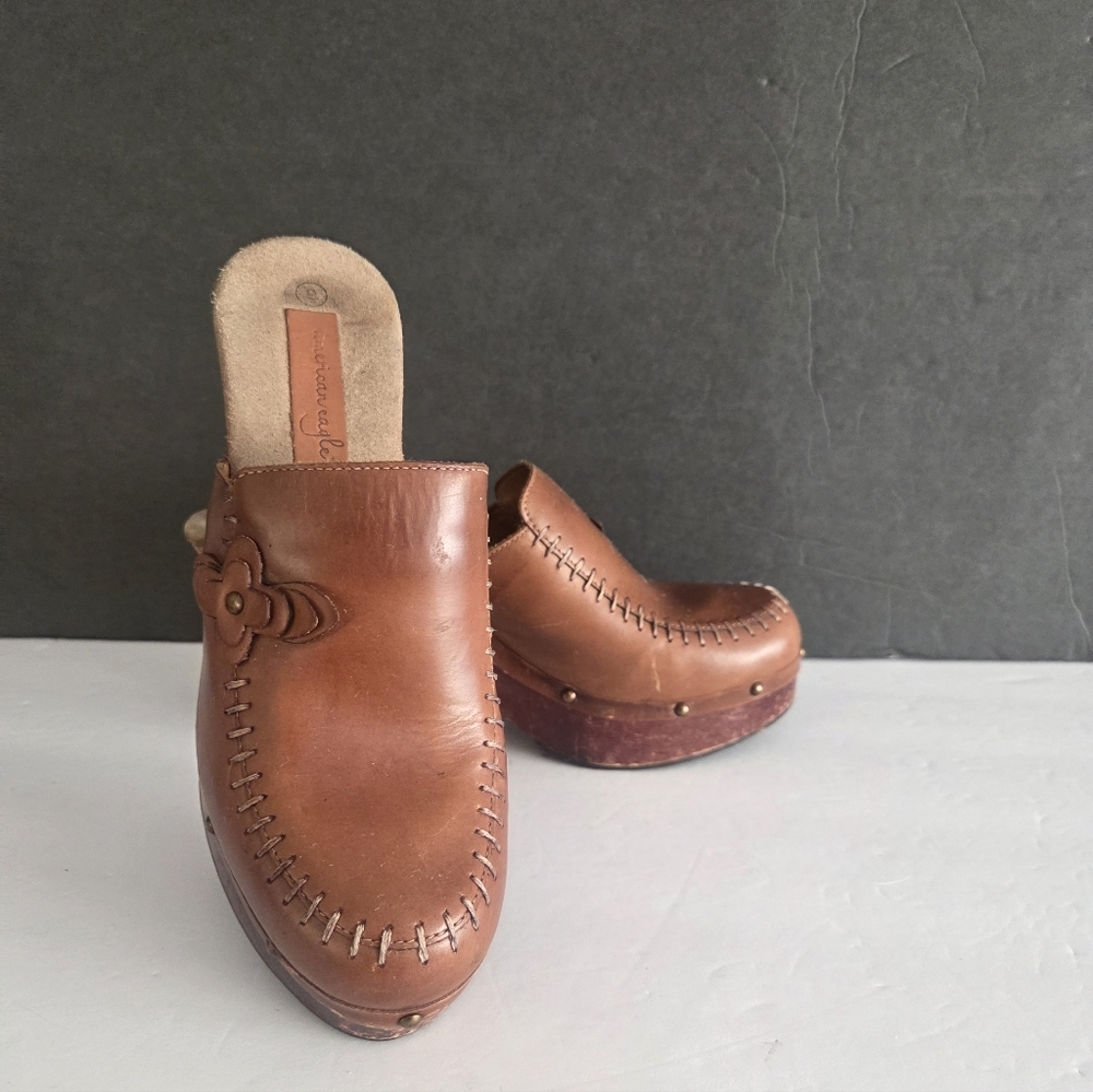 American Eagle Leather Clogs W/Flower and chunky wooden platform heel Sz.9